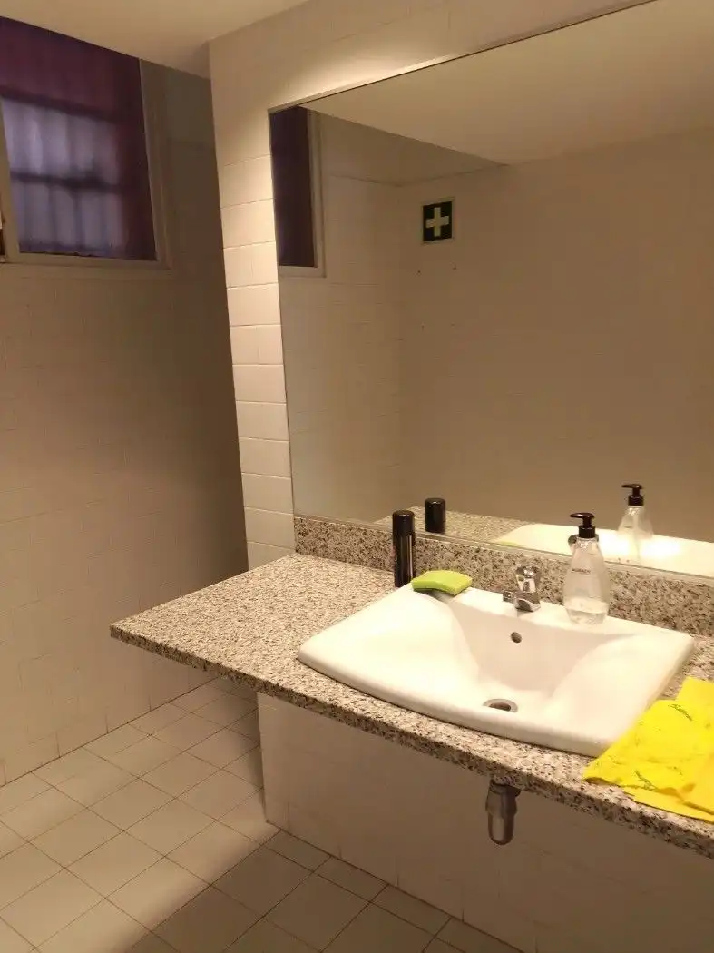 Badezimmer von Büro zur Miete in Badalona mit Klimaanlage