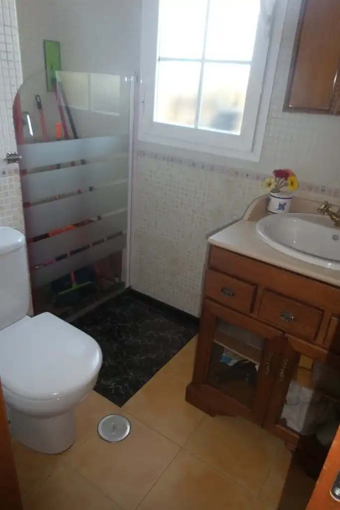 Badezimmer von Einfamilien-Reihenhaus zum Verkauf in Alhaurín de la Torre mit Klimaanlage, Privatgarten und Abstellraum