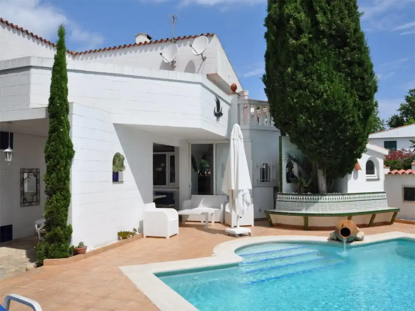 Vista exterior de Pis en venda en Empuriabrava amb Aire condicionat, Piscina i Balcó