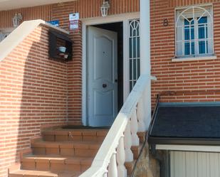 Vista exterior de Casa o xalet en venda en Getafe amb Terrassa, Piscina i Balcó