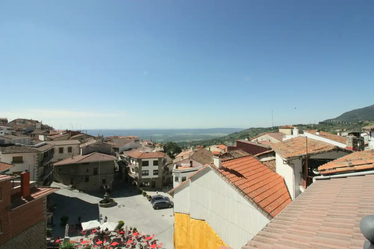 Vista exterior de Casa o xalet en venda en Pedro Bernardo amb Calefacció, Terrassa i Moblat