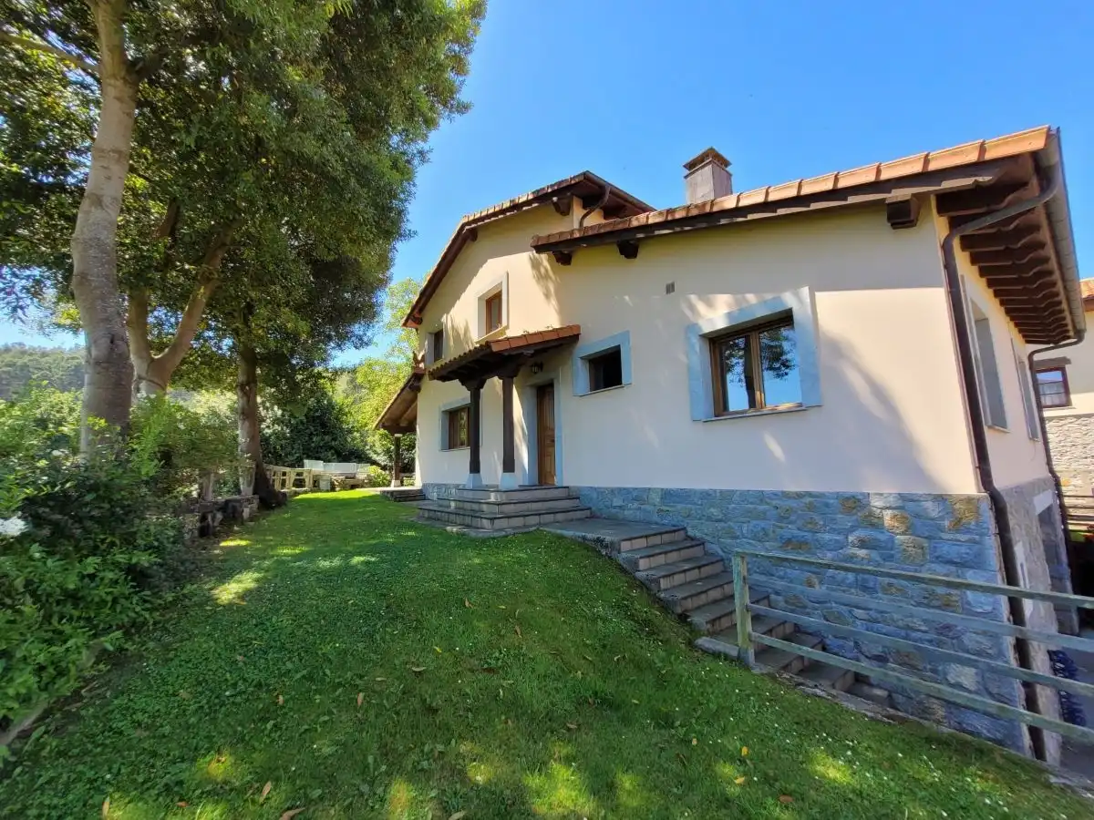Vista exterior de Casa o xalet en venda en Llanes amb Calefacció, Jardí privat i Terrassa