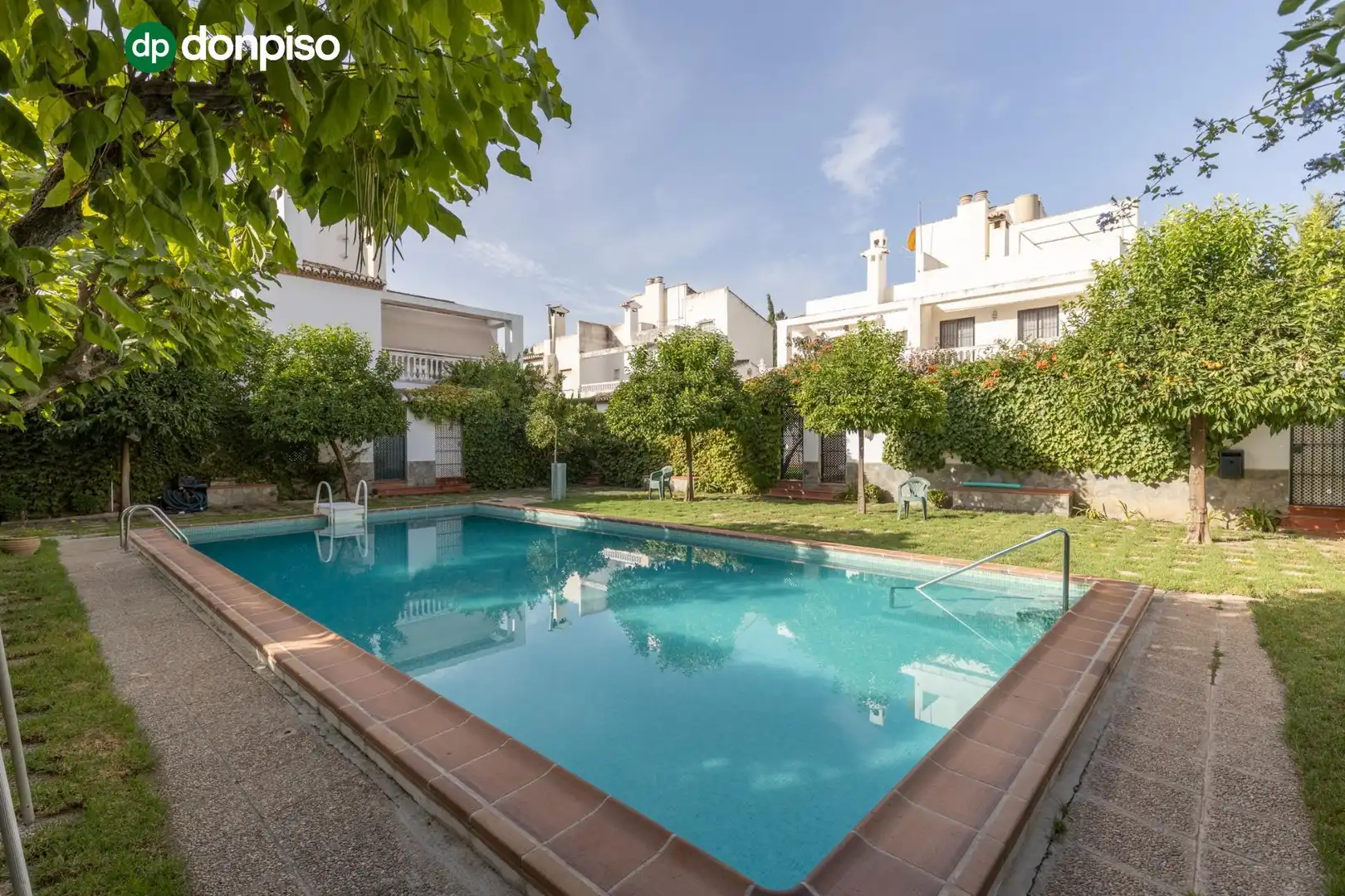 Schwimmbecken von Einfamilien-Reihenhaus zum Verkauf in Granada mit Heizung, Terrasse und Abstellraum