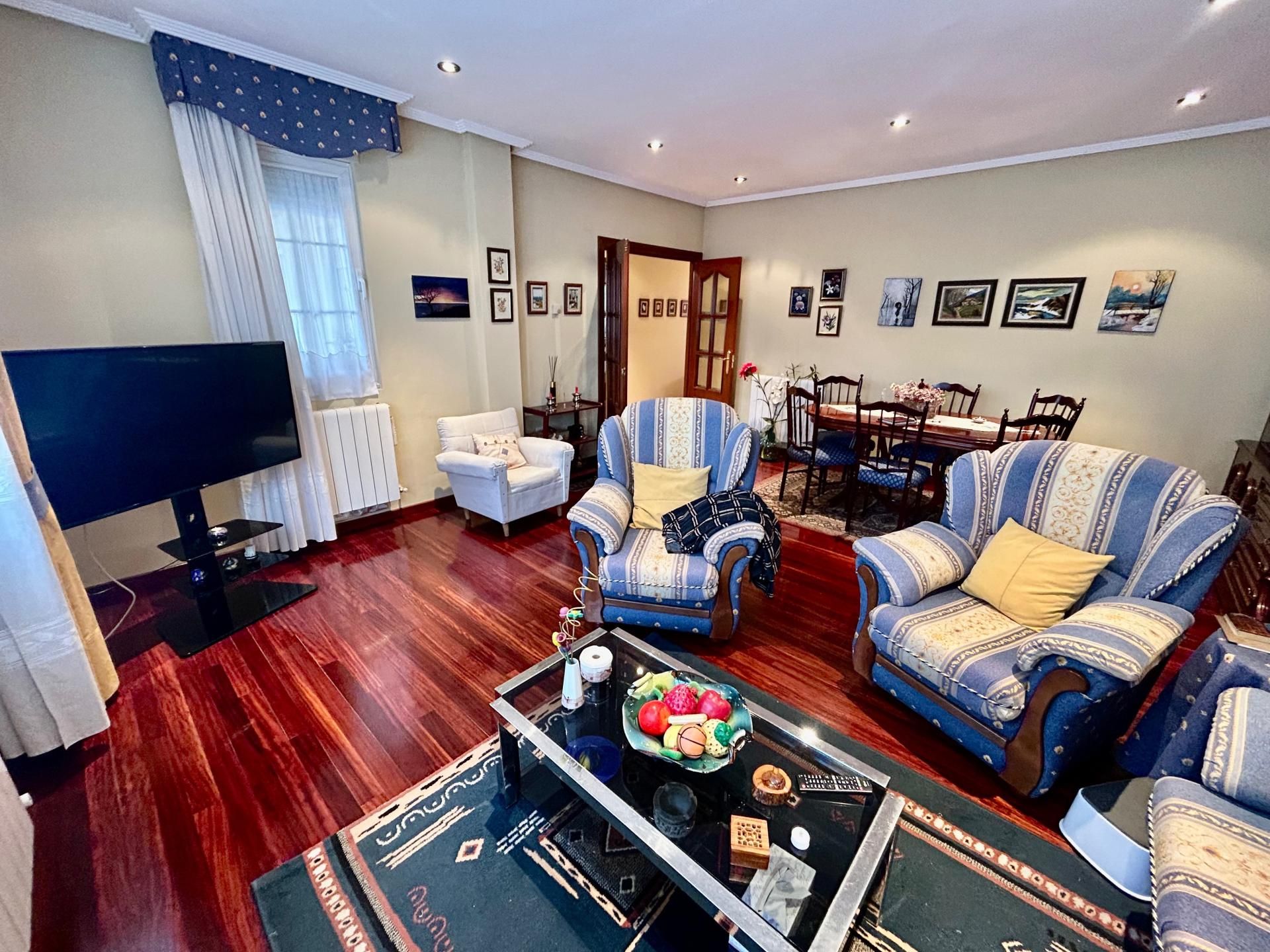 Sala d'estar de Casa o xalet en venda en Valencia de Don Juan amb Calefacció, Terrassa i Balcó
