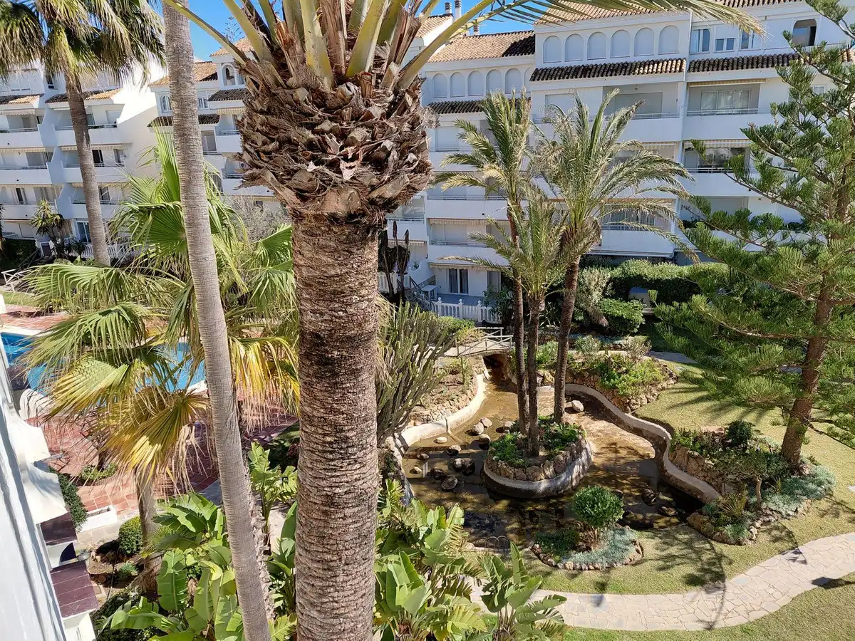 Jardín de Ático en venta en Marbella con Terraza, Trastero y Piscina