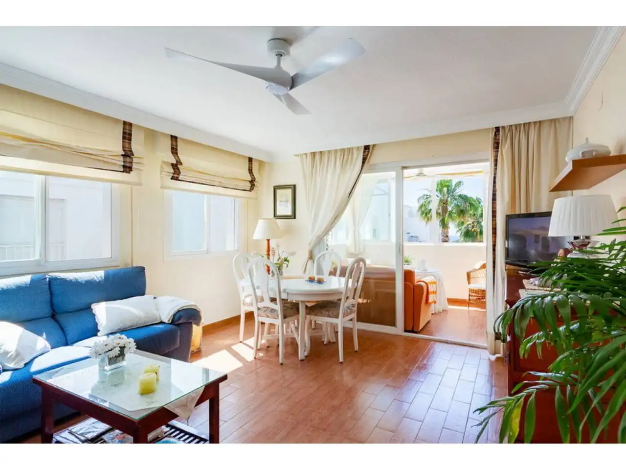 Sala de estar de Apartamento en venta en Almuñécar con Aire acondicionado y Piscina comunitaria
