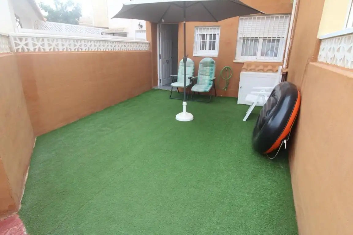 Jardí de Casa adosada en venda en Torrevieja amb Jardí privat, Terrassa i Moblat