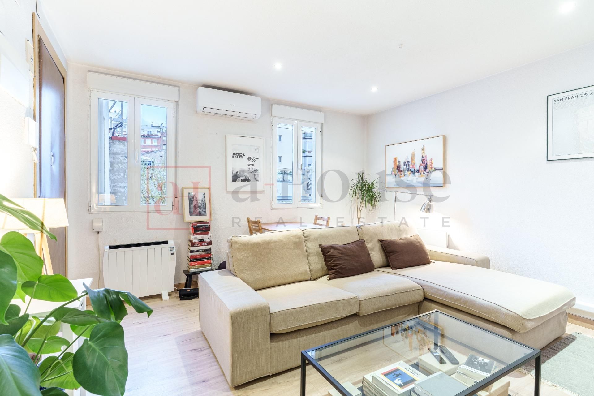 Living room of Flat for sale in  Madrid Capital  with Air Conditioner, Heating and Furnished