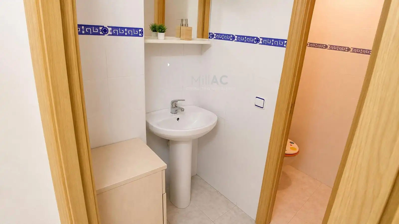 Bany de Local en venda en Madrid amb Aire condicionat, Internet i Alarma