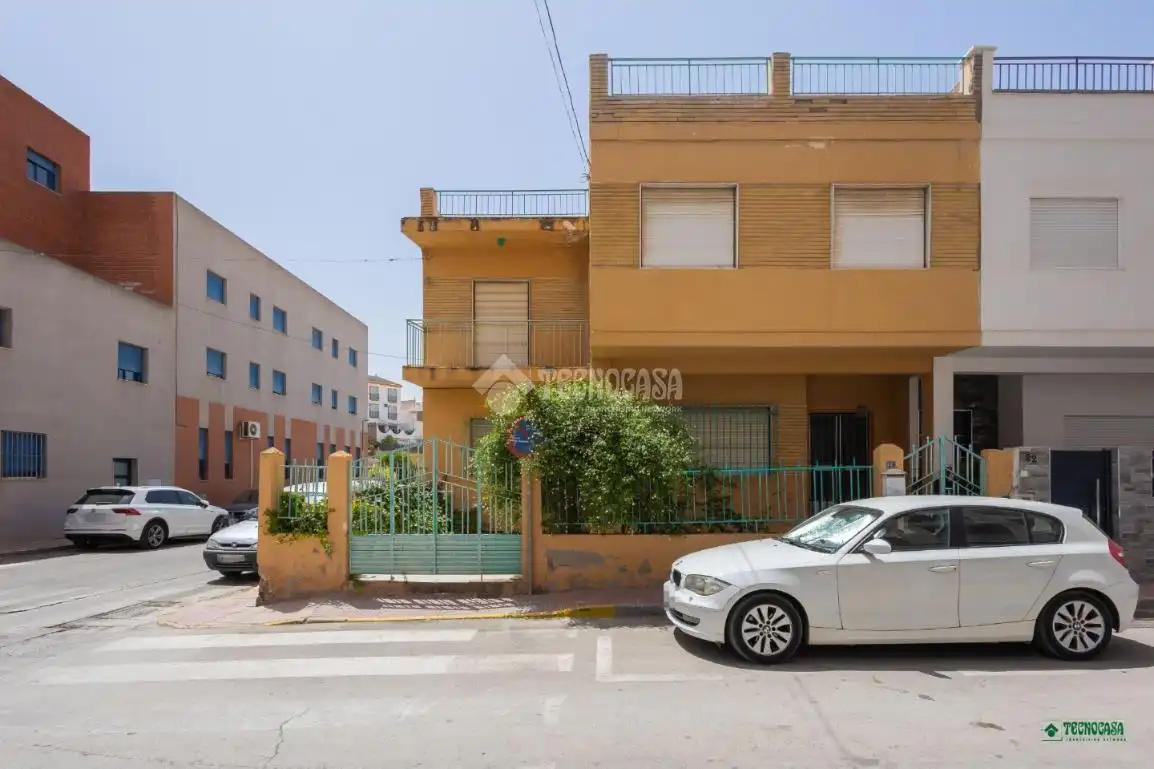 Vista exterior de Casa adosada en venda en Albox amb Balcó