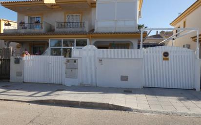 Vista exterior de Casa adosada en venda en Pilar de la Horadada amb Aire condicionat, Jardí privat i Moblat