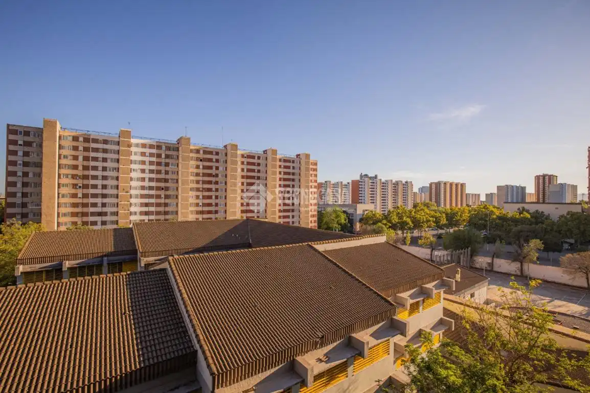 Vista exterior de Pis en venda en L'Hospitalet de Llobregat amb Balcó