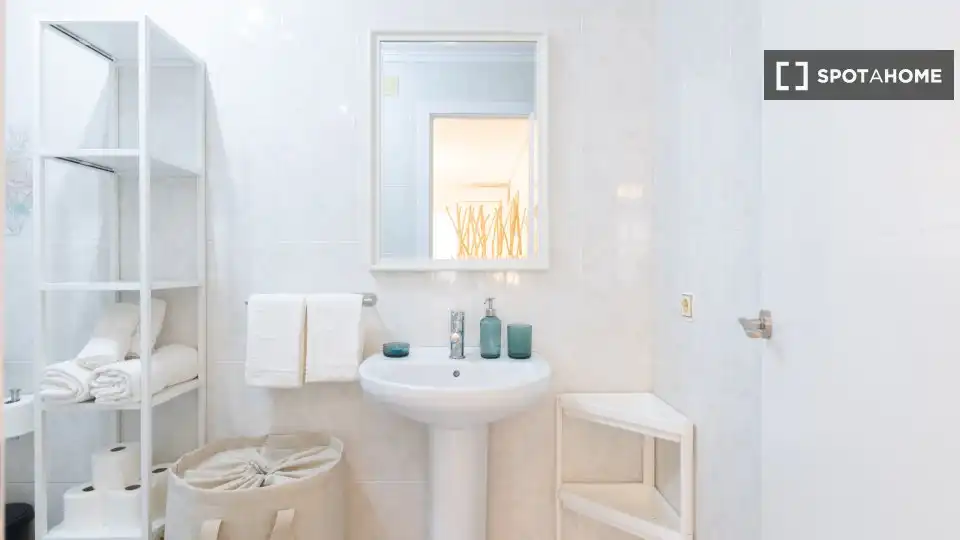 Baño de Estudio para compartir en Torrevieja con Aire acondicionado, Terraza y Amueblado