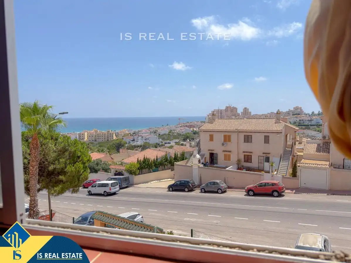 Vista exterior de Estudi en venda en Torrevieja amb Calefacció, Terrassa i Moblat