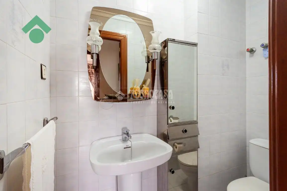 Badezimmer von Wohnung zum Verkauf in Almuñécar mit Möbliert und Balkon
