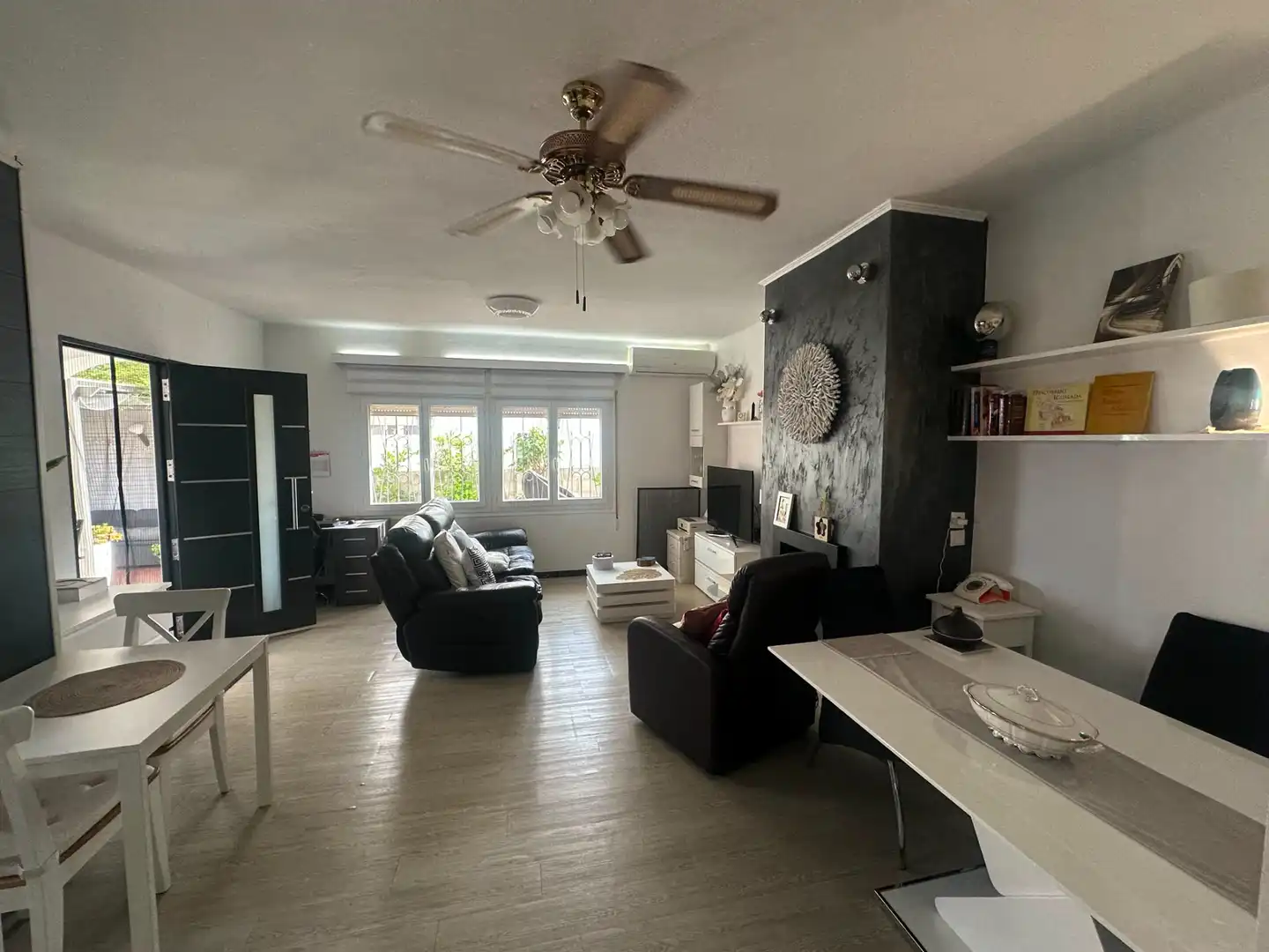 Sala d'estar de Casa o xalet en venda en Mont-roig del Camp amb Aire condicionat, Jardí privat i Terrassa