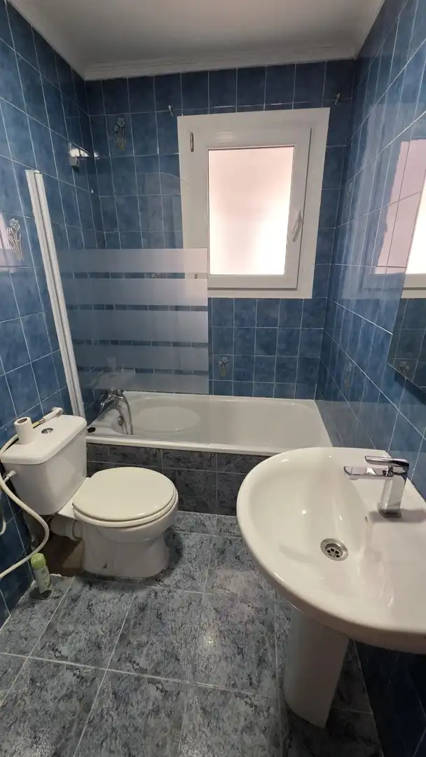 Baño de Apartamento de alquiler en Alicante / Alacant con Aire acondicionado, Amueblado y Balcón
