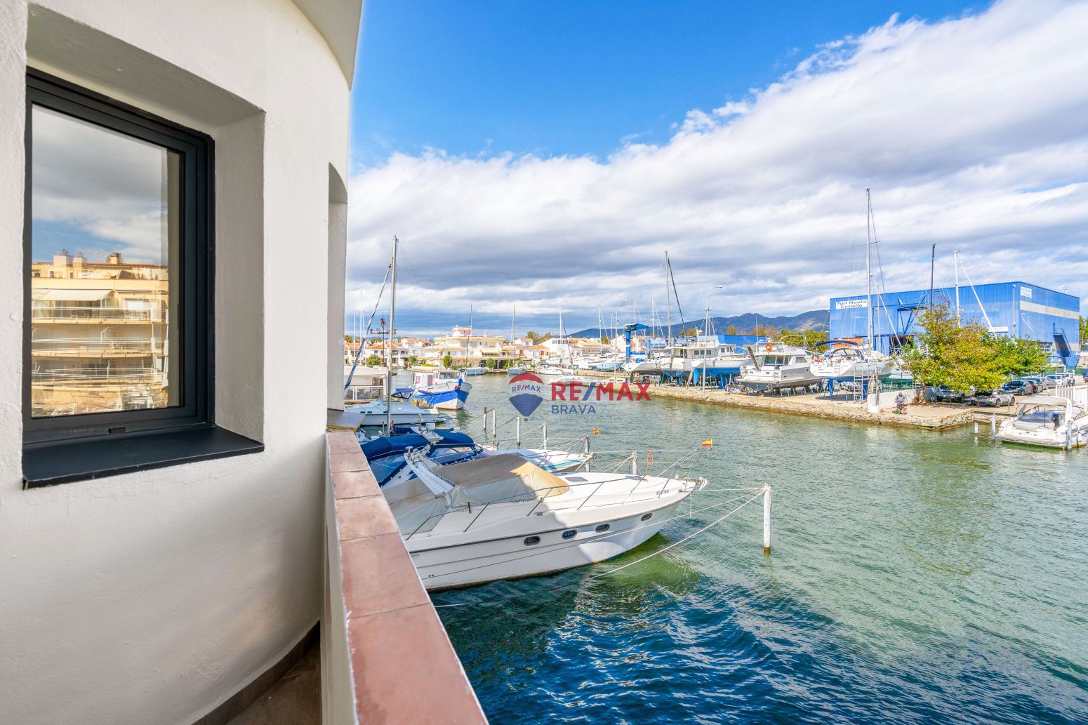 Vista exterior de Casa adosada en venda en Empuriabrava amb Aire condicionat, Calefacció i Terrassa