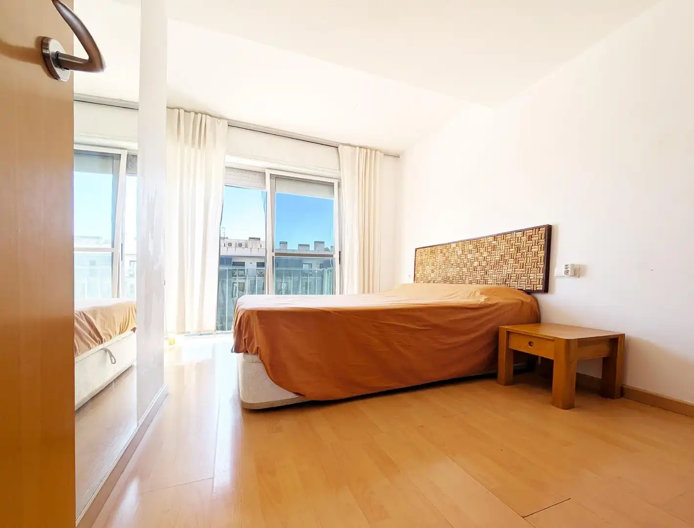 Schlafzimmer von Dachboden zum Verkauf in Vilanova i la Geltrú mit Klimaanlage, Heizung und Parkett