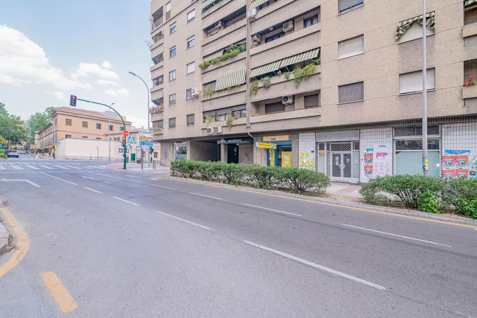 Vista exterior de Pis en venda en Granada amb Calefacció i Moblat
