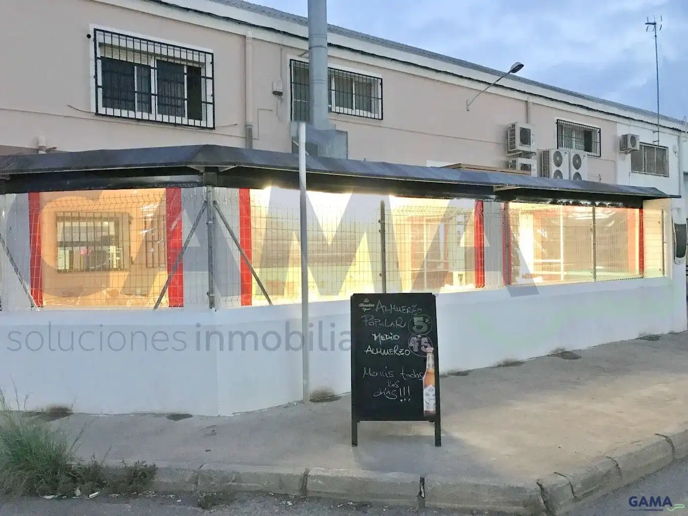 Vista exterior de Local en traspaso en Alzira con Aire acondicionado