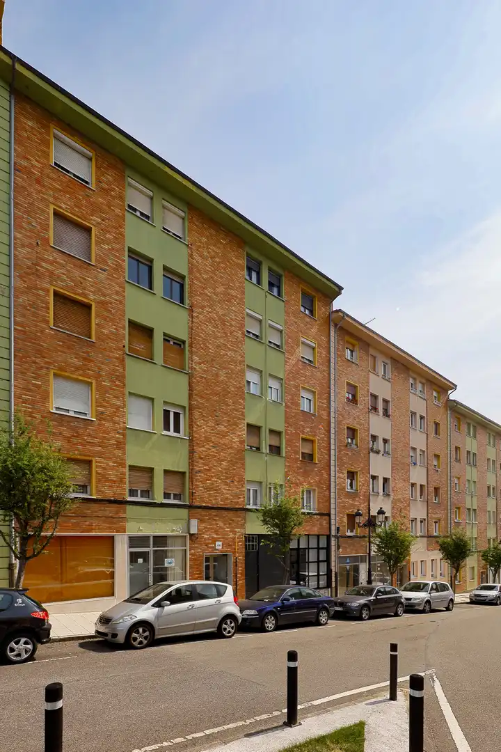 Vista exterior de Piso en venta en Oviedo  con Calefacción y Parquet