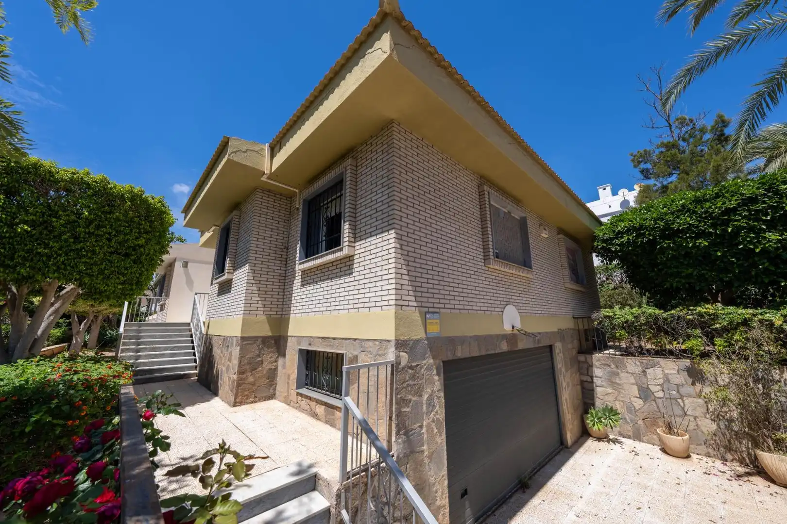 Vista exterior de Casa o chalet en venta en Roquetas de Mar con Aire acondicionado, Jardín privado y Parquet