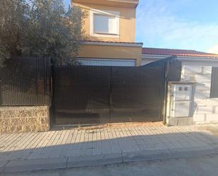 Vista exterior de Casa o xalet en venda en Galápagos amb Terrassa i Piscina