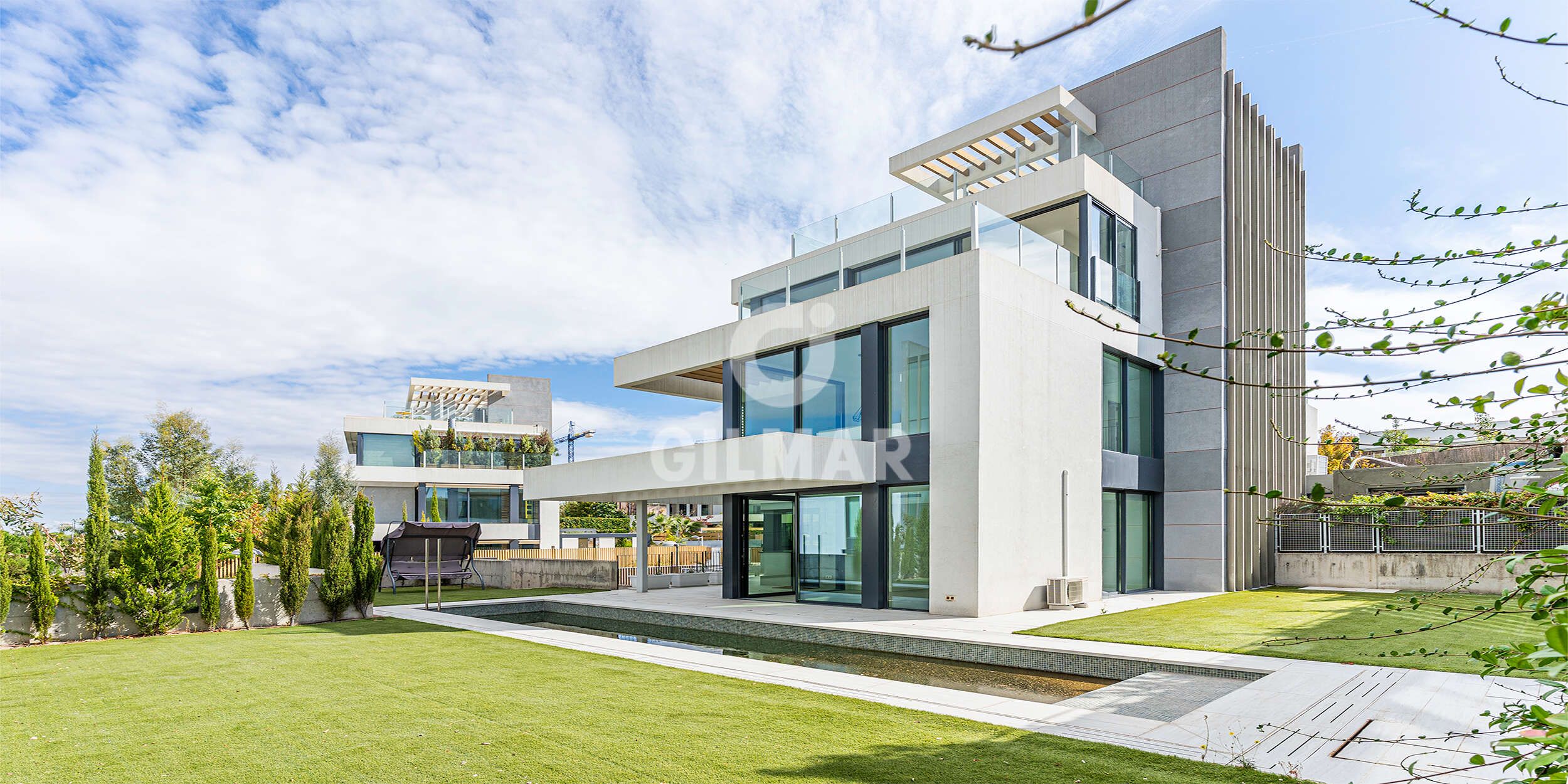 Exterior view of Single-family semi-detached for sale in  Madrid Capital  with Heating, Private garden and Swimming Pool