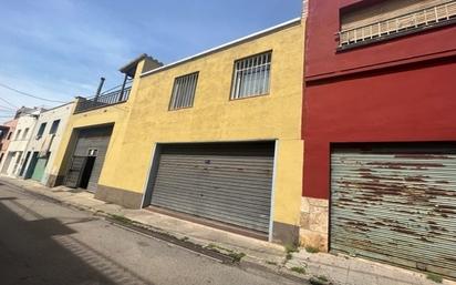 Vista exterior de Nau industrial en venda en Figueres