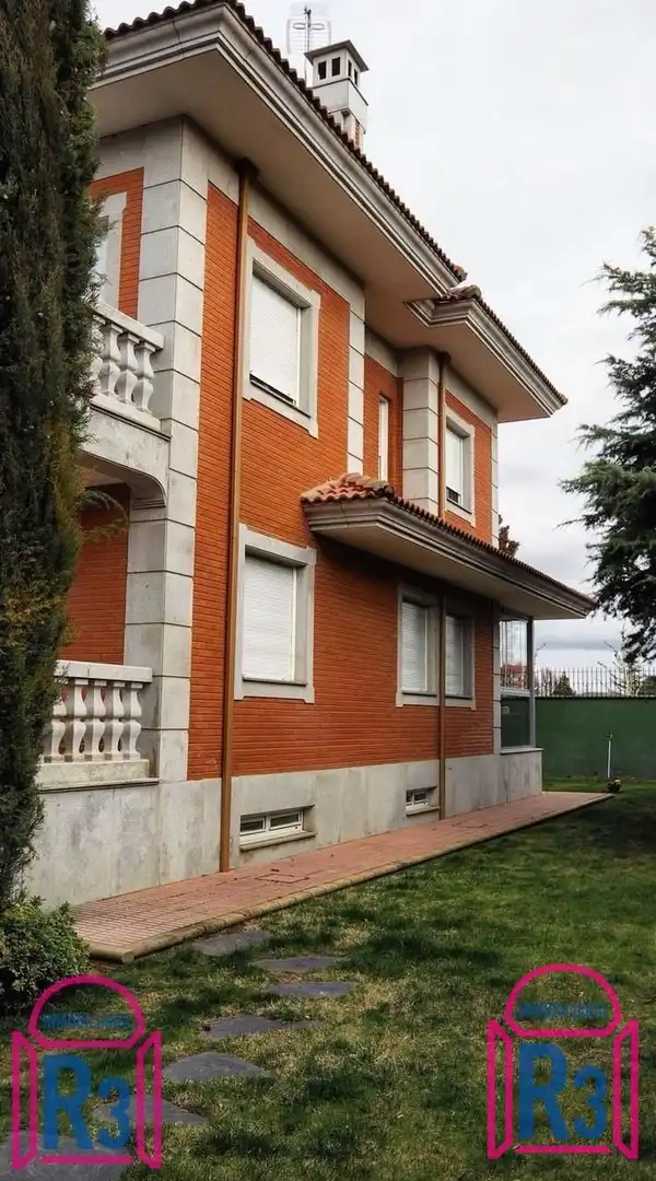 Vista exterior de Casa o chalet en venta en León Capital  con Calefacción