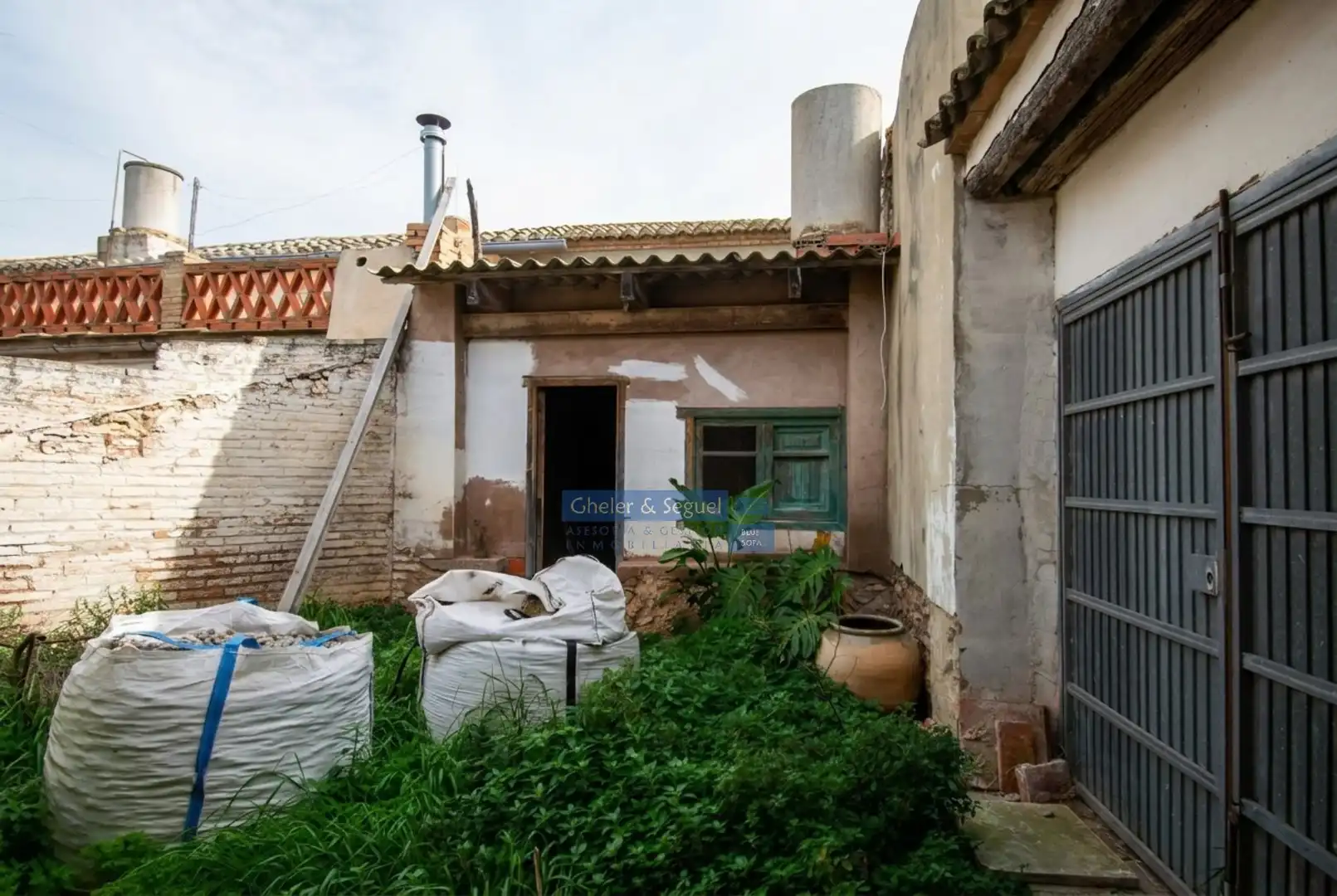 Exterior view of Houses for sale in Valencia