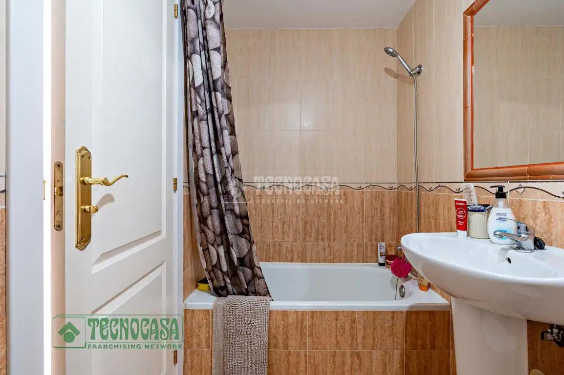 Baño de Piso en venta en Roquetas de Mar con Aire acondicionado, Terraza y Amueblado