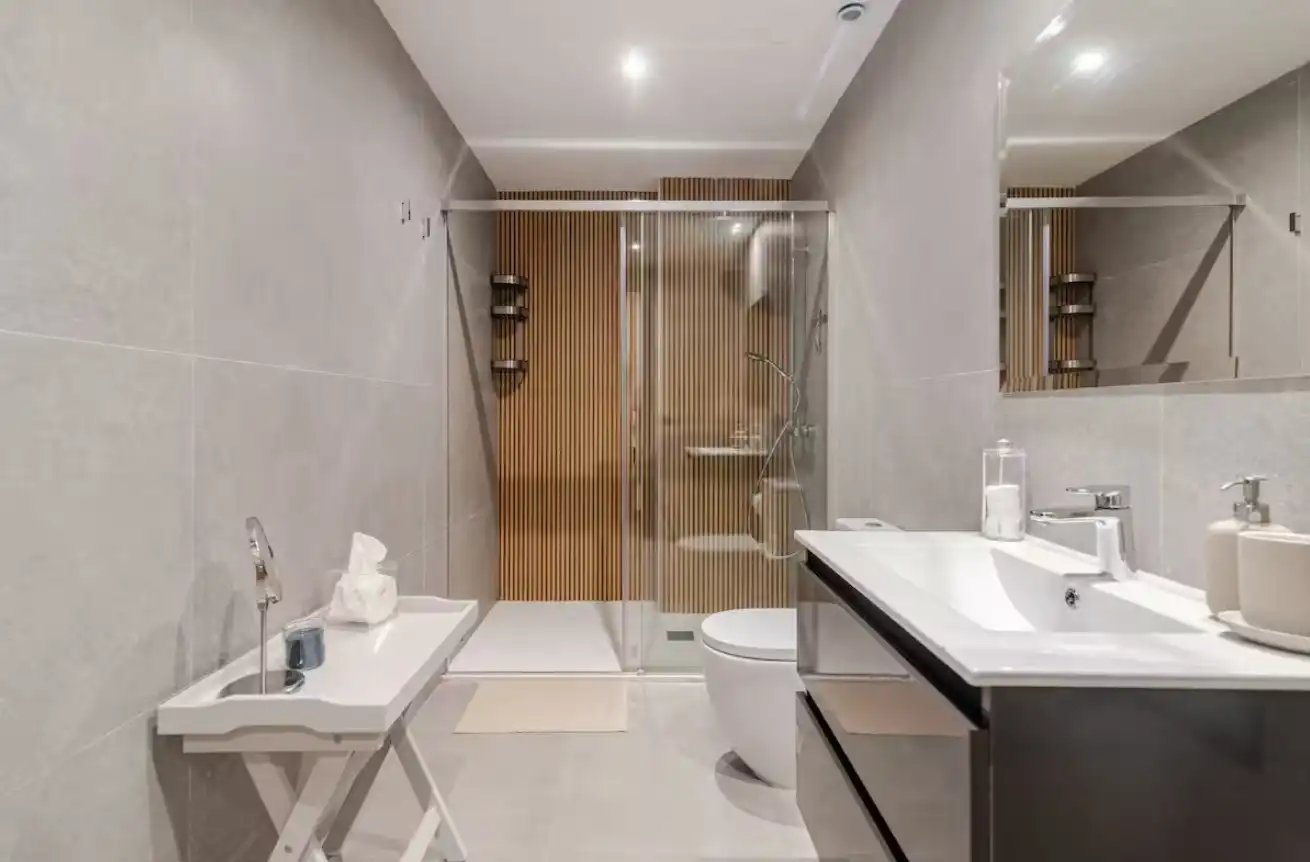 Baño de Apartamento de alquiler en Las Palmas de Gran Canaria con Aire acondicionado, Calefacción y Parquet