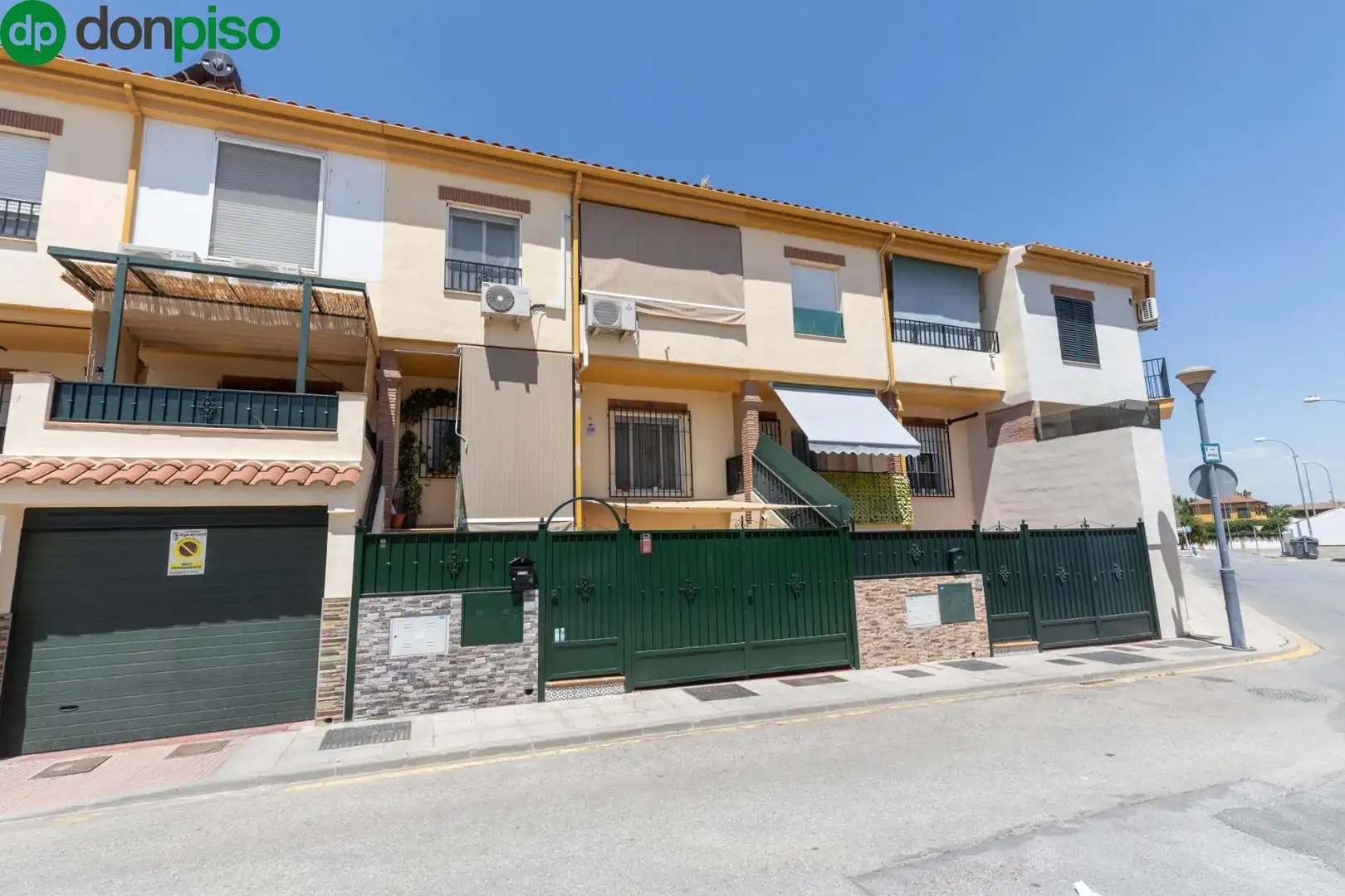 Exterior view of Detached homes for sale in Vegas del Genil