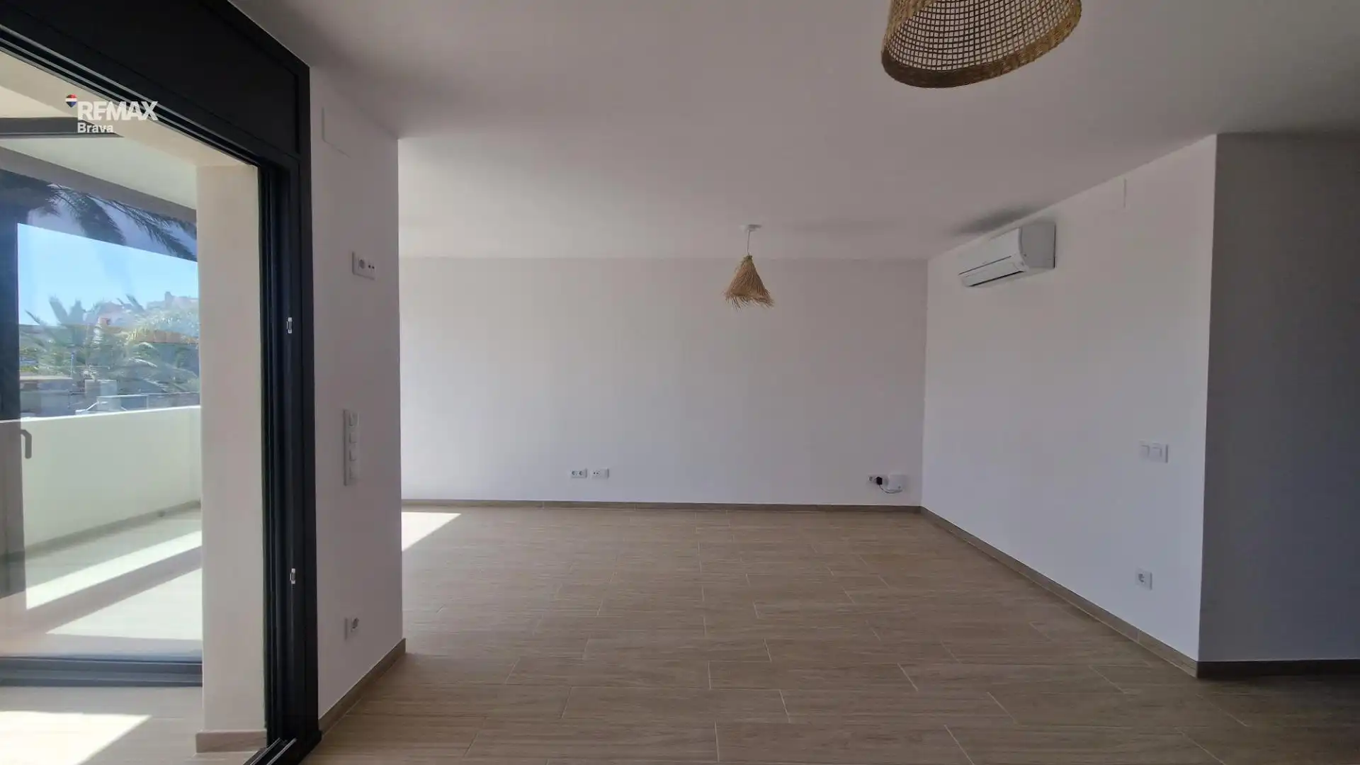 Wohnzimmer von Wohnung zum Verkauf in Empuriabrava mit Klimaanlage, Privatgarten und Terrasse