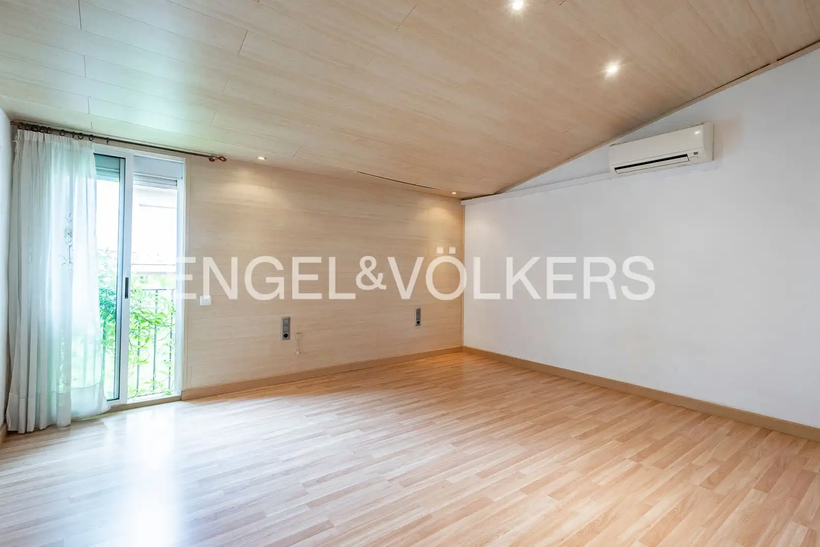 Wohnzimmer von Einfamilien-Reihenhaus zum Verkauf in Barcelona mit Klimaanlage, Heizung und Privatgarten