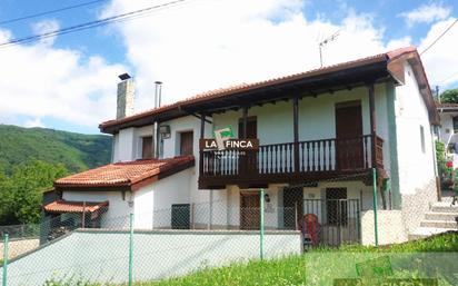 Vista exterior de Casa o xalet en venda en Lena amb Terrassa