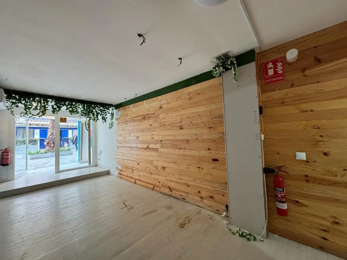 Commercial properties for rent in Avenida banys, dels, Lluminetes