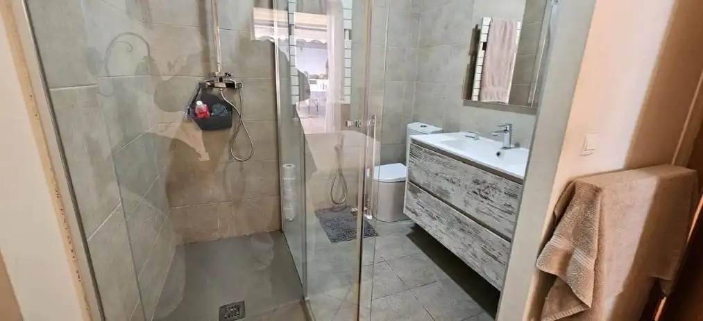 Bathroom of Ground floor for sale in Badalona  with Air Conditioner, Heating and Terrace
