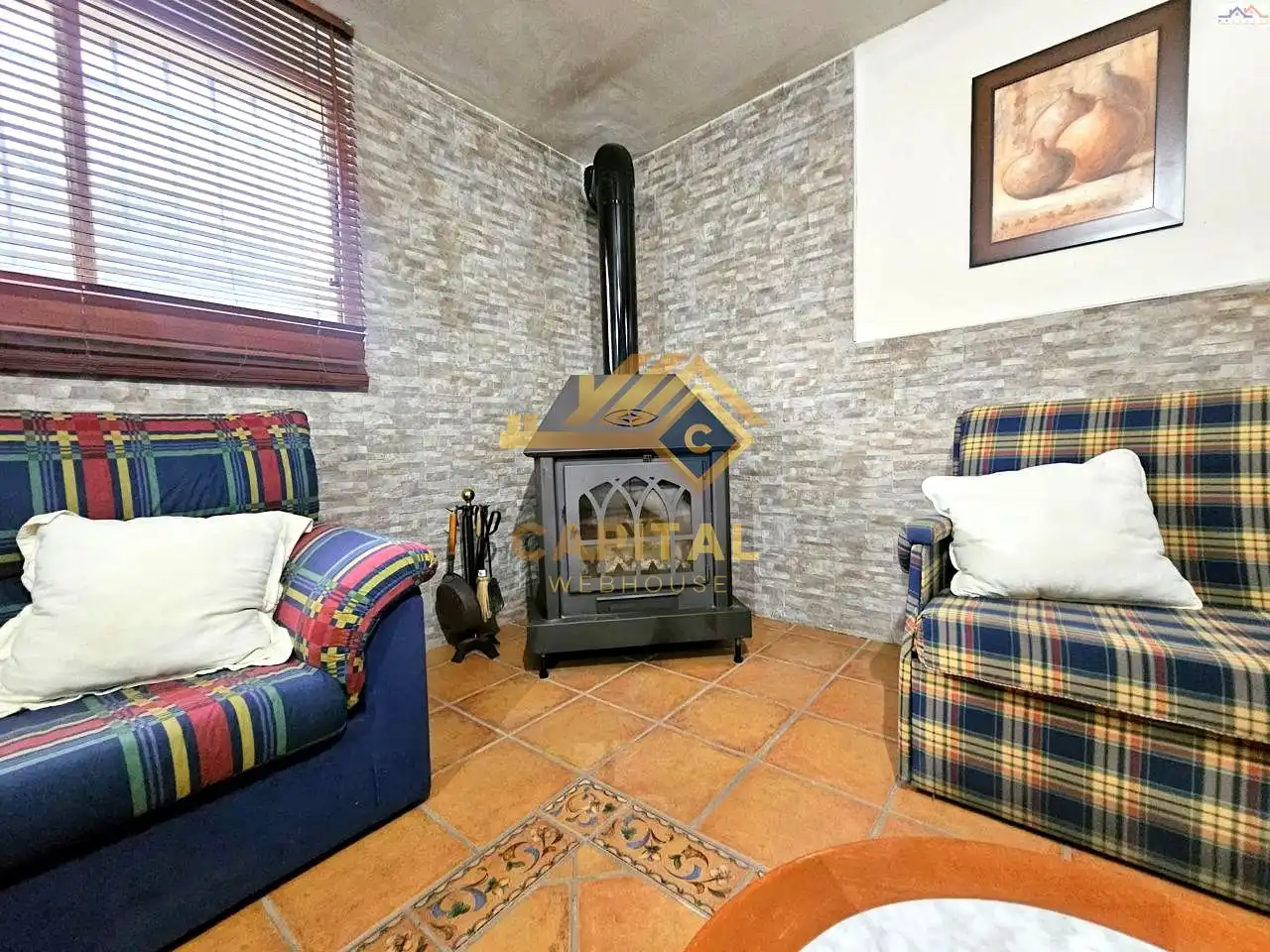 Sala d'estar de Casa o xalet en venda en Villa del Prado amb Traster i Piscina