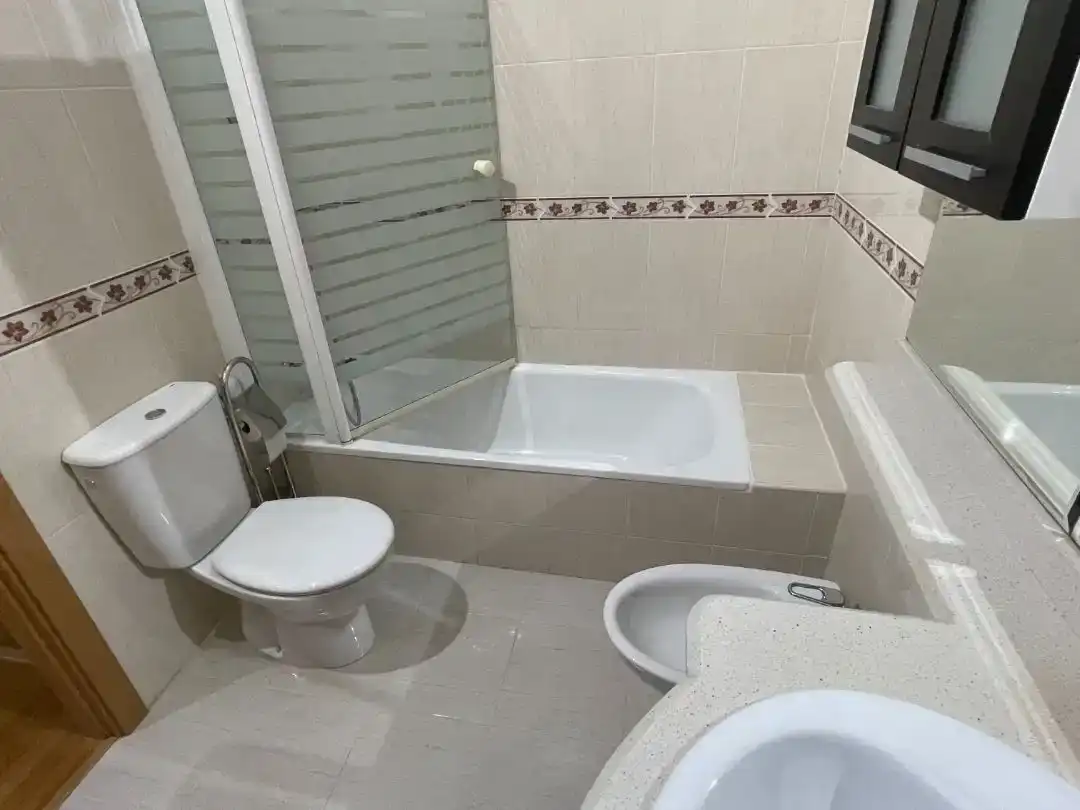 Badezimmer von Dachboden zur Miete in Zaratán mit Schwimmbad