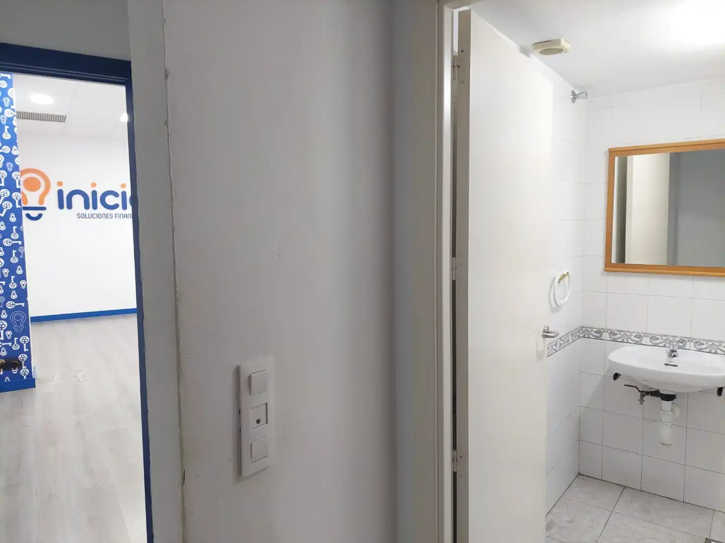 Bathroom of Commercial properties for rent in Córdoba  with Air Conditioner and Heating