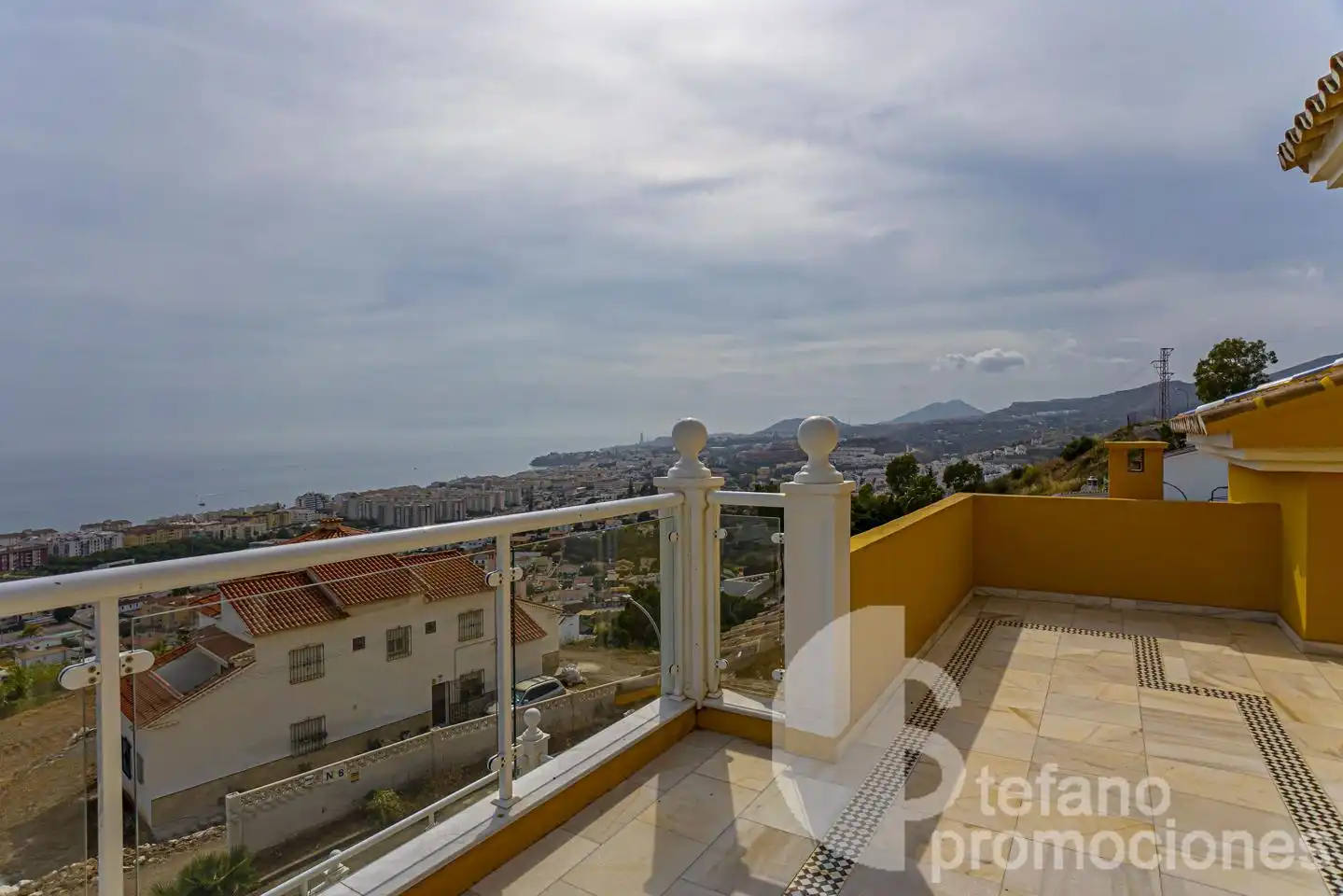 Vista exterior de Casa o chalet en venta en Rincón de la Victoria con Aire acondicionado, Jardín privado y Terraza