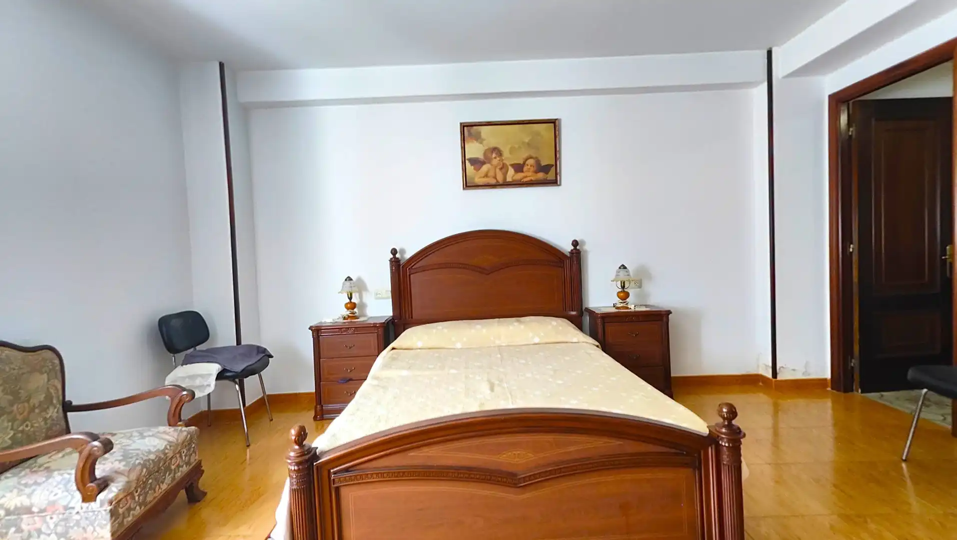 Dormitori de Casa o xalet en venda en Santiago de Compostela  amb Jardí privat i Moblat
