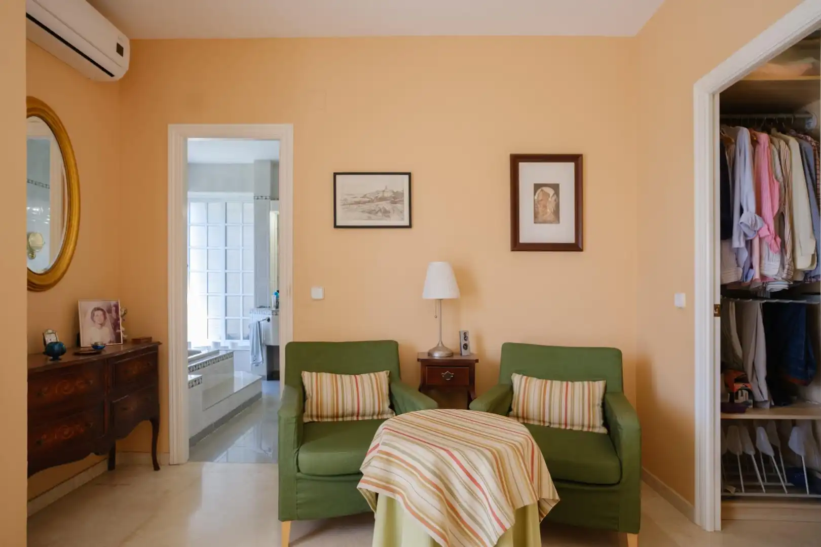 Sala de estar de Casa o chalet en venta en Alcalá de Guadaira con Aire acondicionado, Calefacción y Jardín privado