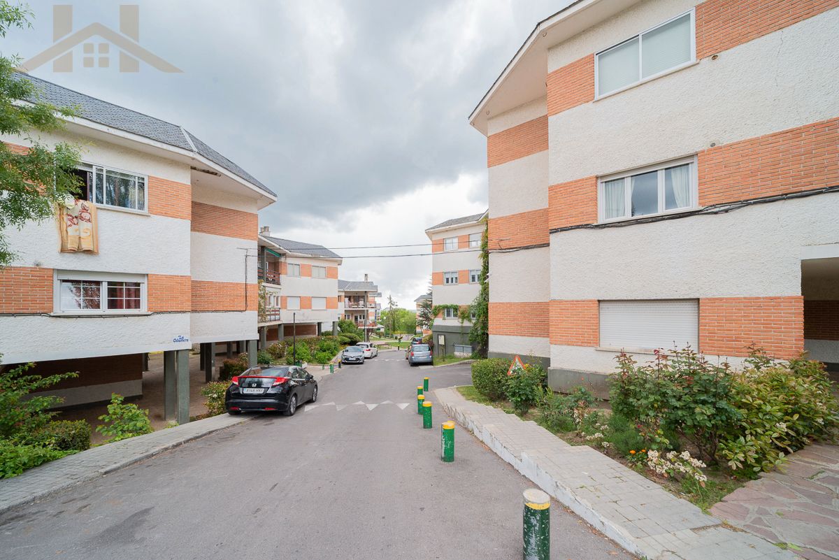 Vista exterior de Pis en venda en Collado Mediano amb Calefacció, Terrassa i Traster