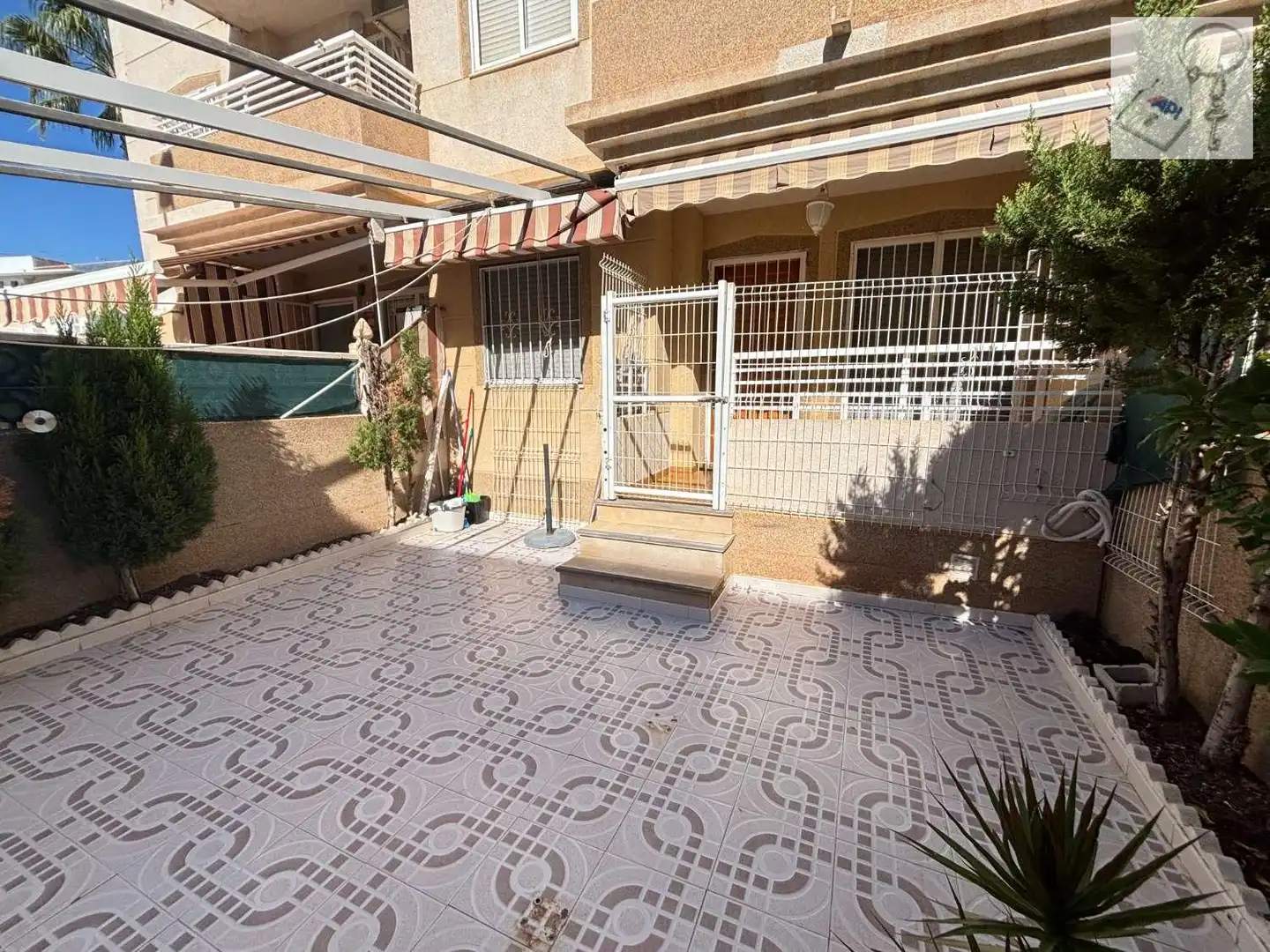 Terrasse von Wohnungen zur Miete in Torrevieja mit Terrasse, Schwimmbad und Möbliert