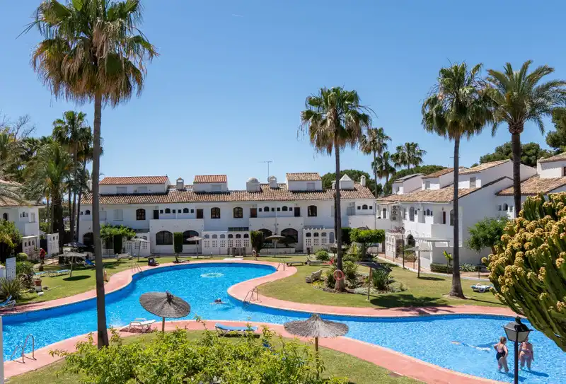 Jardí de Casa adosada de lloguer en Estepona amb Aire condicionat, Traster i Moblat