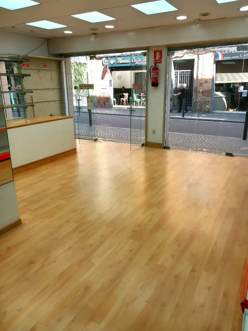 Local de alquiler en L'Hospitalet de Llobregat con Parquet